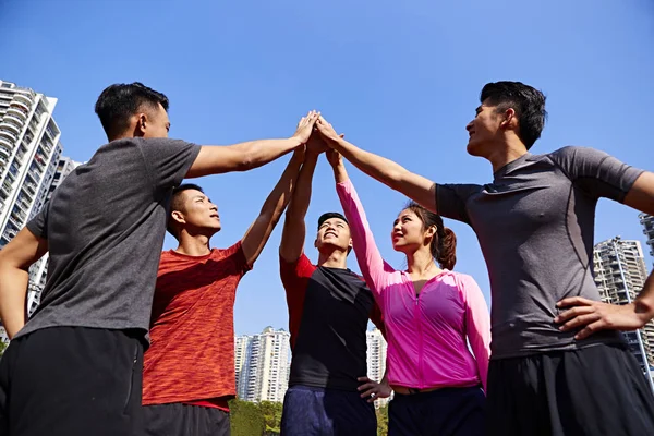 Asya Genç Yetişkin Sporcular Ellerini Koyarak Sporcumuz Birlikte Birlik Ekip — Stok fotoğraf