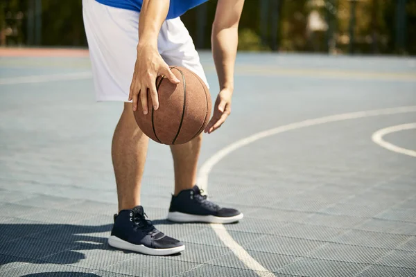 Jovem Asiático Masculino Basquete Jogador Driblando Praticando Bola Manipulação Habilidade — Fotografia de Stock