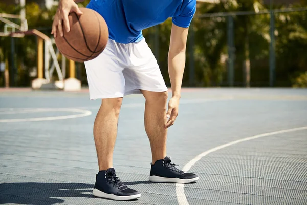 top sürme ve sahada top işleme beceri pratik Genç Asyalı erkek basketbol oyuncusu.