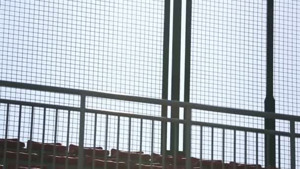 スタジアムのスタンドの上に実行しているアジア青年のチーム — ストック動画