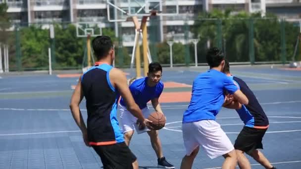 Asiatiska Unga Vuxna Spelar Basket Utomhuspool — Stockvideo