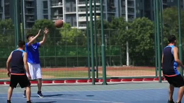 Asiatische Junge Erwachsene Spielen Basketball Auf Außenplatz — Stockvideo