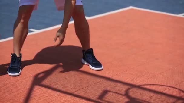 Unga Asiatiska Basket Spelaren Öva Studsar Och Dribblingar Bollen — Stockvideo