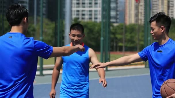 Asiático Joven Baloncesto Equipo Jugadores Poner Manos Juntos — Vídeo de stock