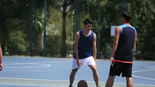 Aziatische Jonge Volwassenen Spelen Basketbal Buitenzwembad — Stockvideo