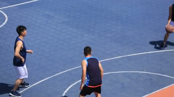 若いアジア成人ハイアングルの屋外コートでバスケット ボールをプレー — ストック動画