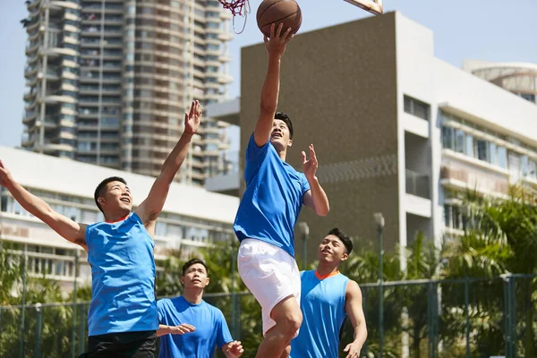 Ung Asiatisk Vuxna Manliga Spelare Spela Basket Urban Utomhus Domstol — Stockfoto