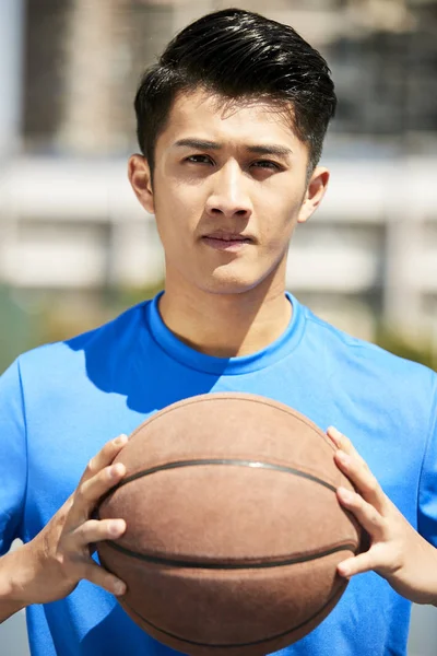 Jeune Asiatique Mâle Basket Ball Joueur Tenant Ballon Regardant Caméra — Photo