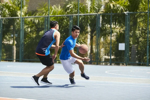 Açık Sahada Baş Başa Oynayan Genç Asyalı Erkek Basketbol Oyuncusu — Stok fotoğraf