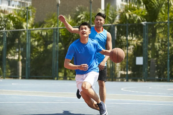 Unga Asiatiska Manliga Basketspelare Spelar One One Utomhuspool — Stockfoto