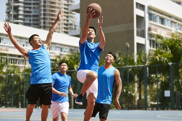 Jeunes Joueurs Adultes Asiatiques Jouant Basket Sur Terrain Extérieur — Photo