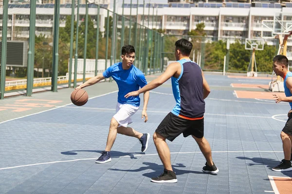 Unga Asiatiska Vuxna Spelare Som Spelar Basket Utomhuspool — Stockfoto