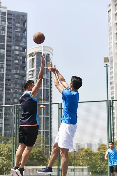 Açık Sahada Basketbol Oynayan Genç Asya Yetişkin Oyuncular — Stok fotoğraf