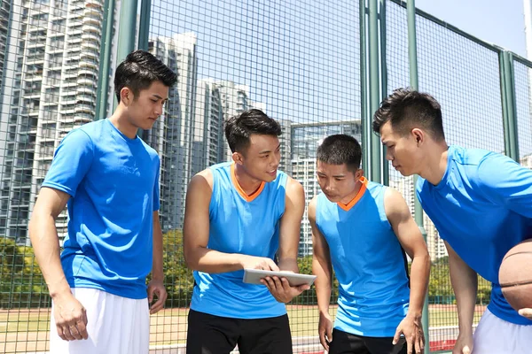 Jeunes Joueurs Asiatiques Basket Ball Discuter Tactiques Aide Tablette Numérique — Photo
