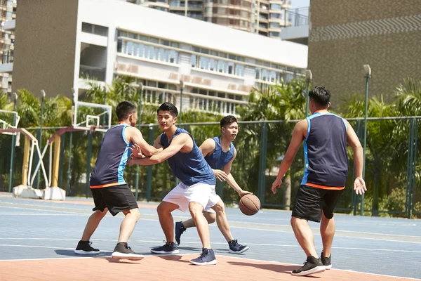 Jeunes Joueurs Adultes Asiatiques Jouant Basket Sur Terrain Extérieur — Photo