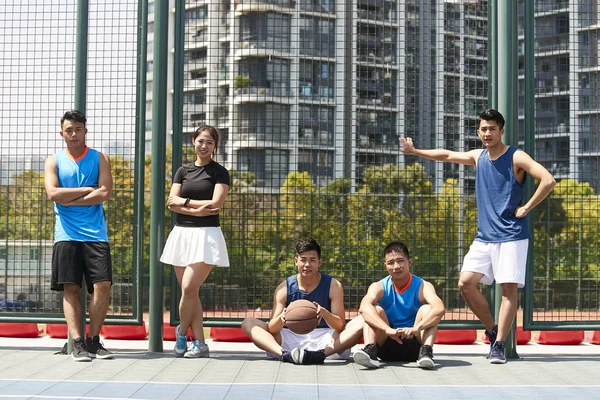 Cinq Asiatique Jeune Adulte Détente Sur Terrain Basketball Plein Air — Photo