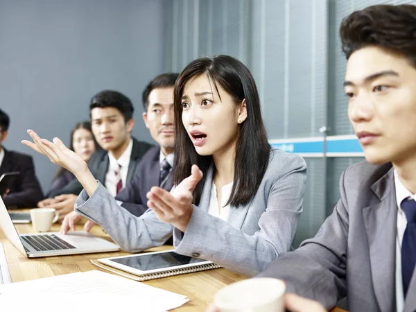 Ung Asiatisk Kvinna Företagsledare Bedriver Uppvärmd Diskussion Möte — Stockfoto