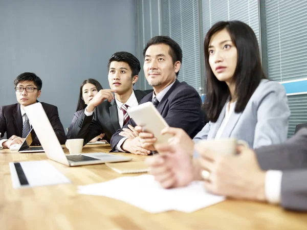 Grupo Asiático Corporativo Pessoas Negócios Ouvindo Apresentação Escritório Sala Reuniões — Fotografia de Stock