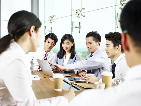 Equipo Hombres Negocios Asiáticos Mujeres Negocios Que Reúnen Oficina Moderna — Foto de Stock