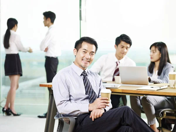 Retrato Exitoso Asiático Senior Gerente Corporativo Sosteniendo Una Taza Café — Foto de Stock