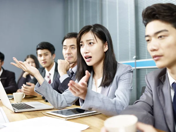 Joven Asiático Negocios Mujer Ejecutivo Participar Acalorado Discusión Durante Reunión — Foto de Stock