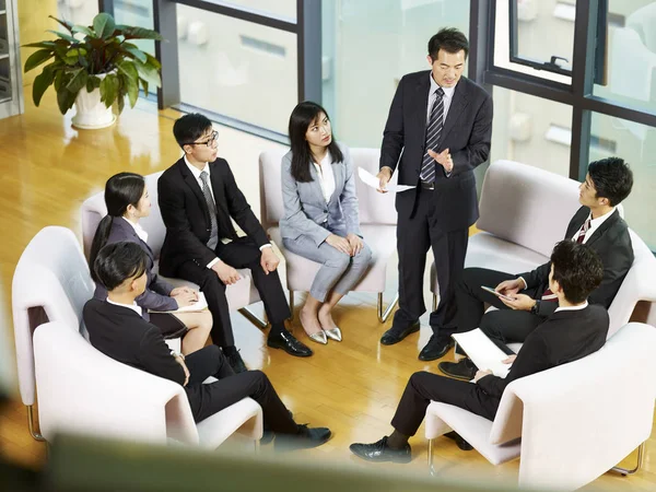 Jefe Hablando Equipo Asiático Negocios Personas Sentado Círculo Durante Reunión —  Fotos de Stock