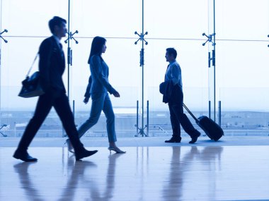 Asya iş insanlar Havaalanı terminal binası, arka plan üzerinde odaklanmak.