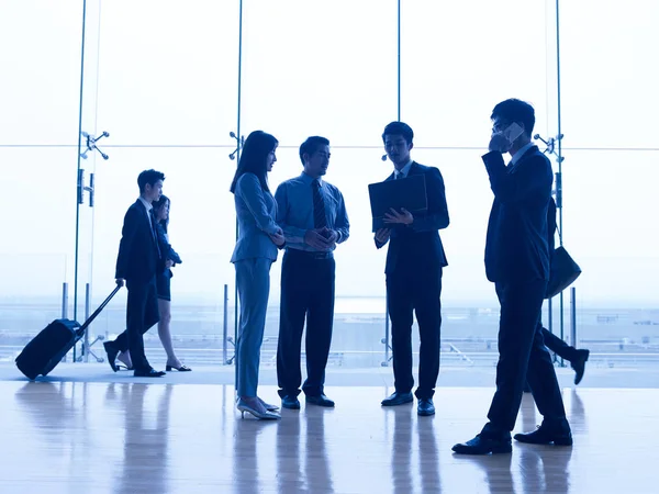 Silhouettes Asian Corporate Executives Discussing Business Airport Terminal Building — Stock Photo, Image