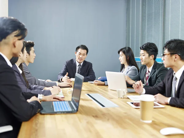 Команда Азиатских Корпоративных Бизнесменов Мужчины Женщины Встречаются Офисе — стоковое фото