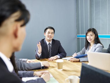 Office tartışma toplantı sırasında konuşurken Asya kurumsal iş adamları.