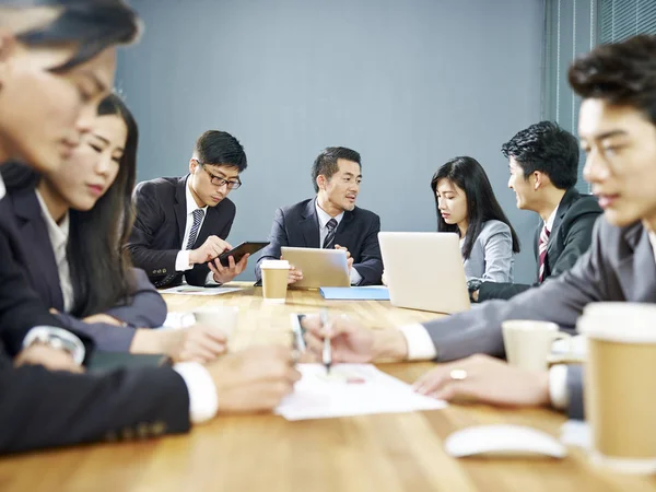 Asiatische Unternehmen Diskutieren Gruppen Über Geschäfte — Stockfoto