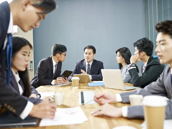 Азіатські Корпоративні Люди Обговорюють Бізнес Групах — стокове фото