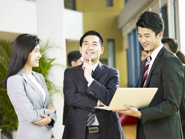 Dos Hombres Negocios Asiáticos Una Mujer Negocios Discutiendo Uso Ordenador — Foto de Stock