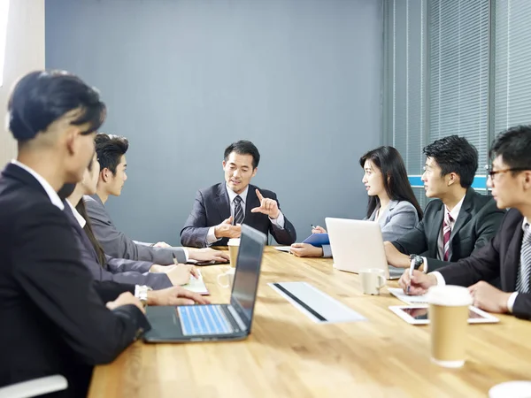 Команда Азіатських Корпоративних Бізнесменів Чоловіків Жінок Зустрічаються Офісі — стокове фото