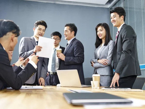 Team Dirigenti Azienda Asiatici Uomini Donne Che Lavorano Insieme Ufficio — Foto Stock