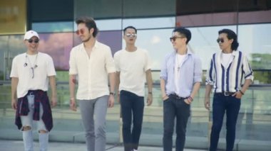 Genç Asyalı yetişkin adam sokakta dışarı asılı