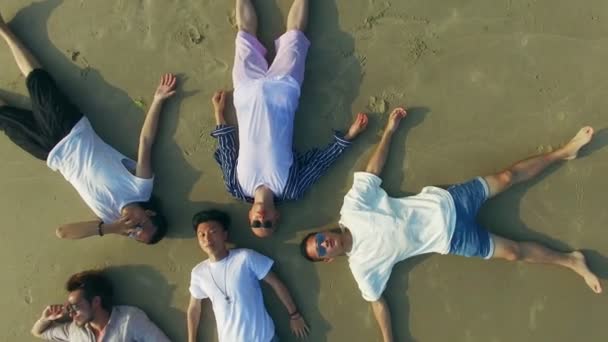 Jovem Asiático Adultos Deitado Costas Areia Praia Olhos Fechado Antena — Vídeo de Stock
