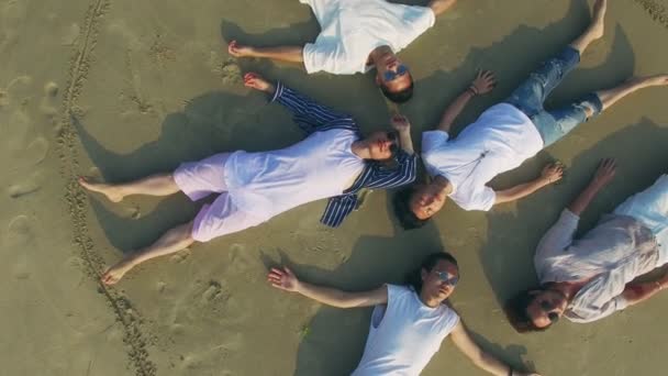 Молоді Азіатські Дорослі Лежали Спині Піщаному Пляжі Закриті Очі Вид — стокове відео