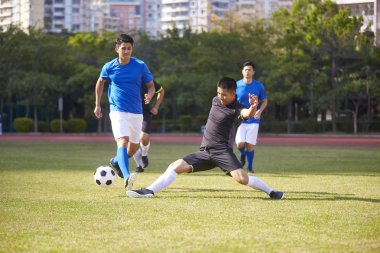 açık sahada genç Asya futbol futbolcu bir grup.