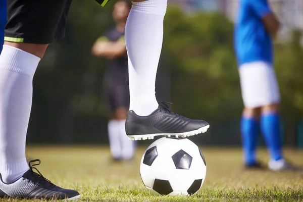 Fuß Eines Fußballers Der Auf Einen Fußball Tritt Der Bereit — Stockfoto