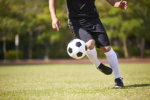 Närbild Skott Fötter Asiatiska Fotbollspelare Som Hanterar Bollen Fotbollsplan — Stockfoto