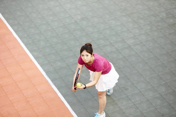 Jeune Asiatique Femme Joueur Tennis Prêt Servir — Photo