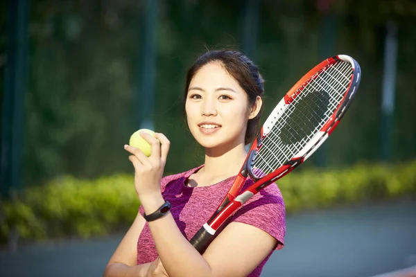 Portrait Extérieur Jeune Joueur Tennis Asiatique Regardant Caméra Souriant — Photo