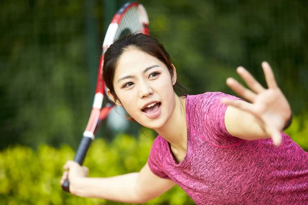 Jeune Femme Asiatique Joueur Tennis Féminin Frapper Balle Avec Coup — Photo