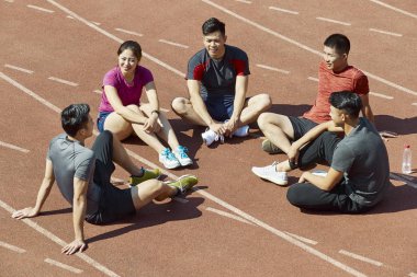 söz ve yolda eğitimden sonra rahatlatıcı Genç Asyalı sporcu grubu.
