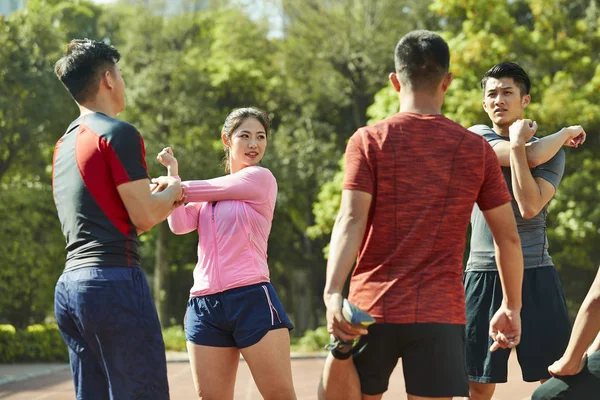 Grupo Jovens Asiáticos Atletas Esticando Braços Pernas Caminho Preparando Para — Fotografia de Stock