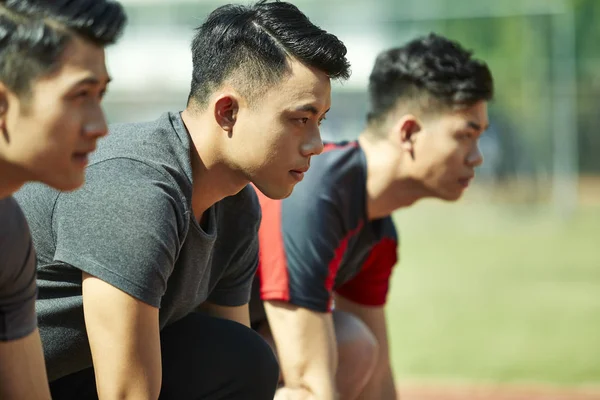 Jovem Asiático Pista Campo Atletas Sprinters Configuração Linha Partida — Fotografia de Stock