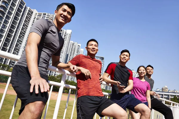 Grupo Feliz Jovem Asiático Atletas Relaxante Após Treinamento — Fotografia de Stock