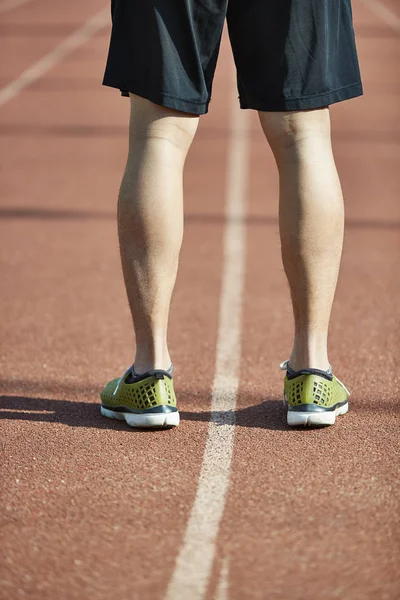 Close Tiro Pernas Pés Jovem Atleta Asiático Pista Corrida — Fotografia de Stock