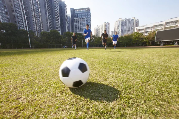 Ung Asiatisk Fotboll Fotbollspelare Jagar Boll Match — Stockfoto